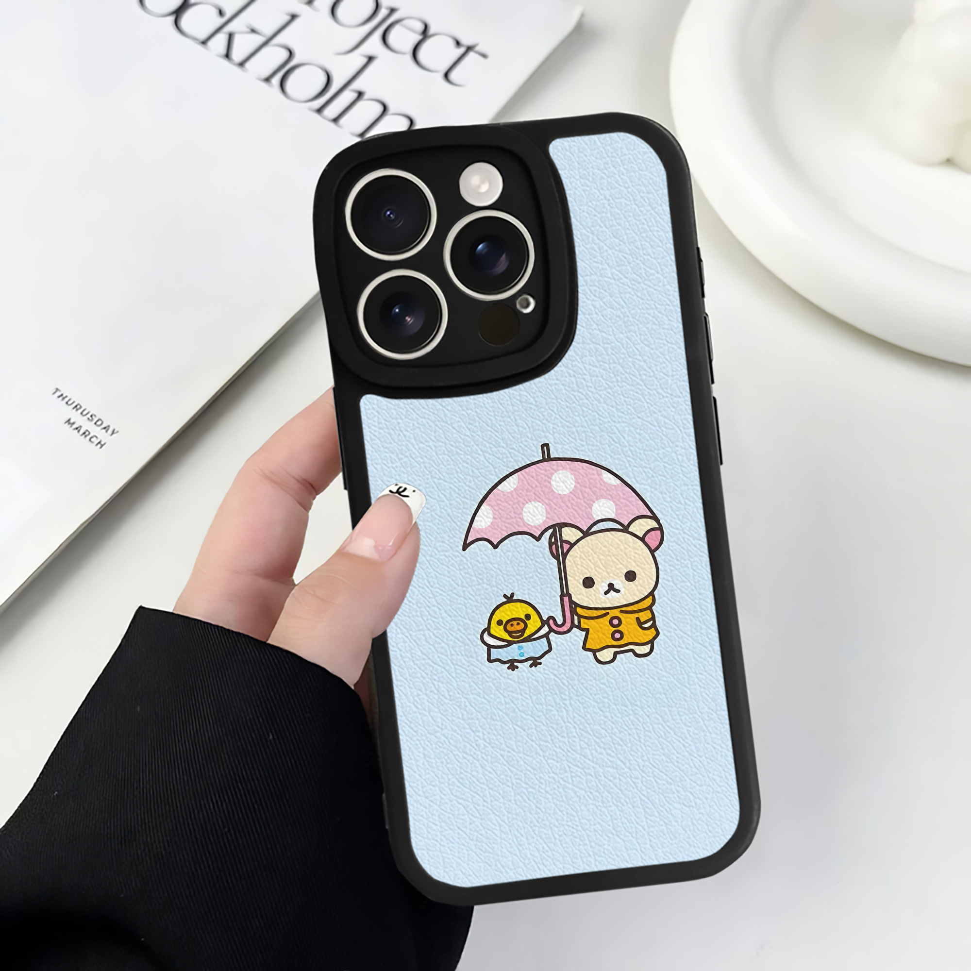 （画像用） リラックマ リラックマ キイロイトリ Rilakkuma Korilakkuma Kiiroitori 【iPhone 16シリーズ対応】シリコンスマホケース（レザー調） 材質：シリコン